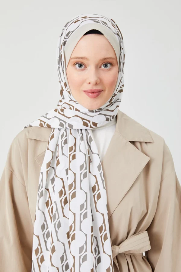 Blommig Medina silke hijab i beige med elegant mönster Lätt och följsam hijab i beige med subtil glans Elegant hijab för vardag och fest i högkvalitativt Medina-silke
