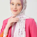 Medina Silk Hijab Rosa med subtilt blommönster Elegant rosa hijab i lyxigt Medina-silke Feminint och tidlöst hijabmönster – Rosa Medina Silk