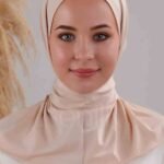 Ljusbeige hijab Ramadan i instant one piece Elegant hijab i ljusbeige med mjuk drapering One piece hijab – perfekt för vardag och fest