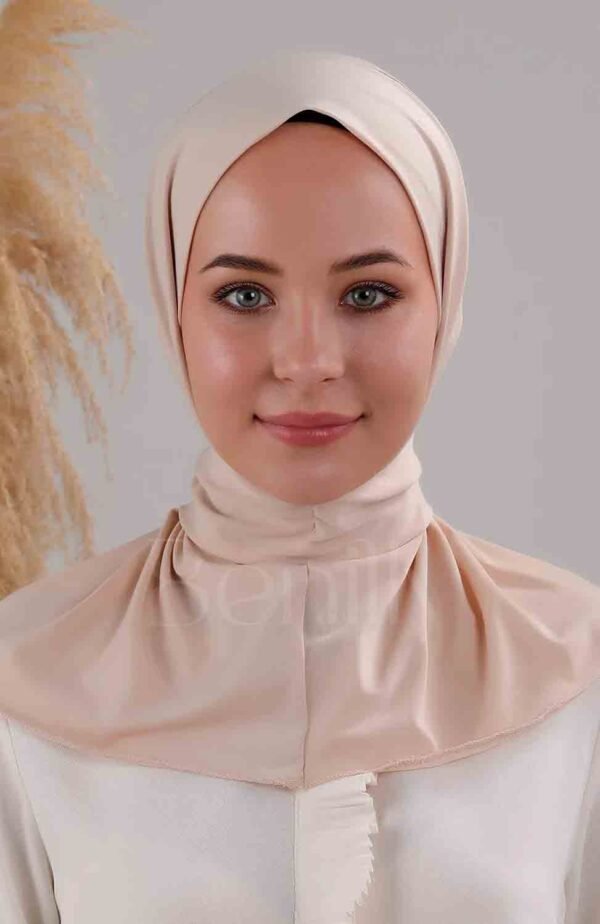 Ljusbeige hijab Ramadan i instant one piece Elegant hijab i ljusbeige med mjuk drapering One piece hijab – perfekt för vardag och fest