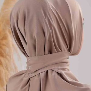Mörkbeige hijab Ramadan i instant one piece Elegant hijab i mörkbeige med mjuk drapering One piece hijab – perfekt för vardag och fest
