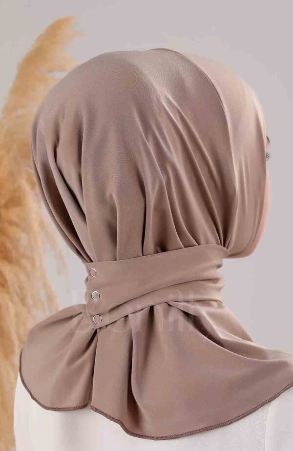 Benilly-Instant-One-Piece-Hijab-Morkbeige-1.jpg Mörkbeige hijab Ramadan i instant one piece Elegant hijab i mörkbeige med mjuk drapering One piece hijab – perfekt för vardag och fest