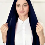 Instant Chiffon Hijab med inbyggd underslöja i marinblå Elegant marinblå hijab i chiffon med bekväm passform One-piece instant hijab för vardag och fest i marinblå