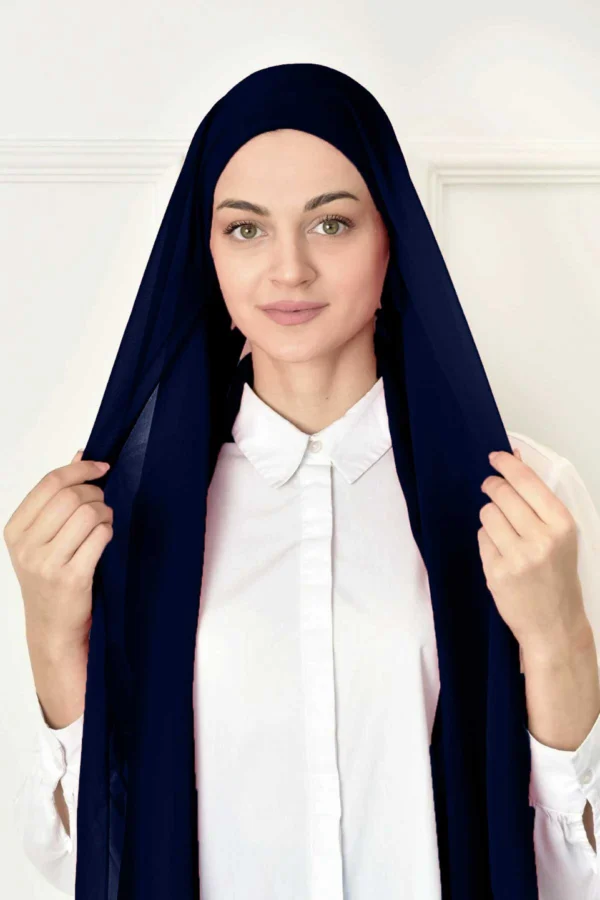 Instant Chiffon Hijab med inbyggd underslöja i marinblå Elegant marinblå hijab i chiffon med bekväm passform One-piece instant hijab för vardag och fest i marinblå