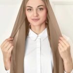 Beige chiffon hijab med inbyggd underslöja framifrån Elegant beige hijab i chiffon med slät drapering Bekväm och praktisk hijab med underslöja för vardag och fest