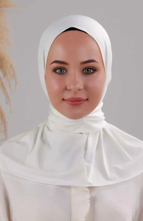 Benilly-Instant-one-piece-hijab-Cremevit.webp Instant One Piece Hijab Off white med praktisk clip bakåt Elegant och bekväm hijab i Off white One Piece hijab med mjukt viscose-material