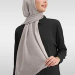 Jazz Sjal Hijab Grå i lätt jazz-tyg med elegant fall Grå hijab i jazz-tyg – stilren och modest design Elegant grå slöja för Ramadan och vardag