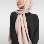 Bomull Jazz Hijab är en stilren och bekväm hijab som kombinerar praktisk komfort med tidlös modest stil, vilket gör den till ett perfekt val under Ramadan och vid andra tillfällen året runt. Den är framtagen för kvinnor som söker en lätt, följsam och elegant slöja som fungerar lika bra till bön, arbete och vardag som till sociala sammankomster. Hijaben är tillverkad i högkvalitativt jazz-tyg (100 % polyester) med en mjuk, bomullsliknande känsla. Materialet är luftigt, andas väl och faller vackert utan att kännas tungt, vilket gör den bekväm att bära hela dagen. Den subtila jazz-texturen ger ett sofistikerat uttryck som lyfter din outfit utan att ta över. Designen är modern men samtidigt traditionell, vilket gör hijaben lätt att kombinera med både klassiska och trendiga modest plagg. Den generösa storleken ger god täckning och flexibilitet i styling – oavsett om du föredrar en enkel drapering eller en mer formad look med underslöja. Hijaben sitter stabilt och är enkel att styla för olika behov. Bomull Jazz Hijab passar utmärkt för Ramadan, Eid, moskébesök, vardag, arbete och festligare tillfällen. Den tidlösa stilen gör den lätt att matcha med olika accessoarer och färgpaletter, vilket gör den till ett mångsidigt basplagg i garderoben. ✔ Snabb leverans 1–3 dagar ✔ Fri frakt över valt belopp ✔ Säker betalning med Klarna & Swish ✔ 14 dagars öppet köp Shoppa din nya favorithijab idag och upplev komfort, stil och enkel elegans med Bomull Jazz Hijab.