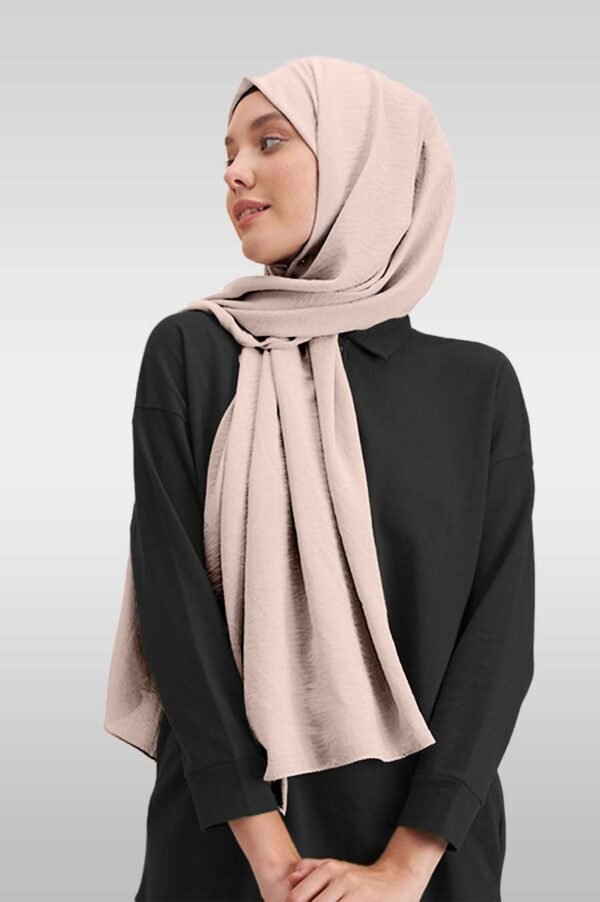 Bomull Jazz Hijab är en stilren och bekväm hijab som kombinerar praktisk komfort med tidlös modest stil, vilket gör den till ett perfekt val under Ramadan och vid andra tillfällen året runt. Den är framtagen för kvinnor som söker en lätt, följsam och elegant slöja som fungerar lika bra till bön, arbete och vardag som till sociala sammankomster. Hijaben är tillverkad i högkvalitativt jazz-tyg (100 % polyester) med en mjuk, bomullsliknande känsla. Materialet är luftigt, andas väl och faller vackert utan att kännas tungt, vilket gör den bekväm att bära hela dagen. Den subtila jazz-texturen ger ett sofistikerat uttryck som lyfter din outfit utan att ta över. Designen är modern men samtidigt traditionell, vilket gör hijaben lätt att kombinera med både klassiska och trendiga modest plagg. Den generösa storleken ger god täckning och flexibilitet i styling – oavsett om du föredrar en enkel drapering eller en mer formad look med underslöja. Hijaben sitter stabilt och är enkel att styla för olika behov. Bomull Jazz Hijab passar utmärkt för Ramadan, Eid, moskébesök, vardag, arbete och festligare tillfällen. Den tidlösa stilen gör den lätt att matcha med olika accessoarer och färgpaletter, vilket gör den till ett mångsidigt basplagg i garderoben. ✔ Snabb leverans 1–3 dagar ✔ Fri frakt över valt belopp ✔ Säker betalning med Klarna & Swish ✔ 14 dagars öppet köp Shoppa din nya favorithijab idag och upplev komfort, stil och enkel elegans med Bomull Jazz Hijab.