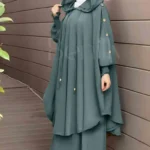 Khaki jilbab med huva i flödande design för bön och vardag Elegant khaki jilbab med praktisk huva och tidlös stil Modest och bekväm khaki jilbab – perfekt för Ramadan och Eid
