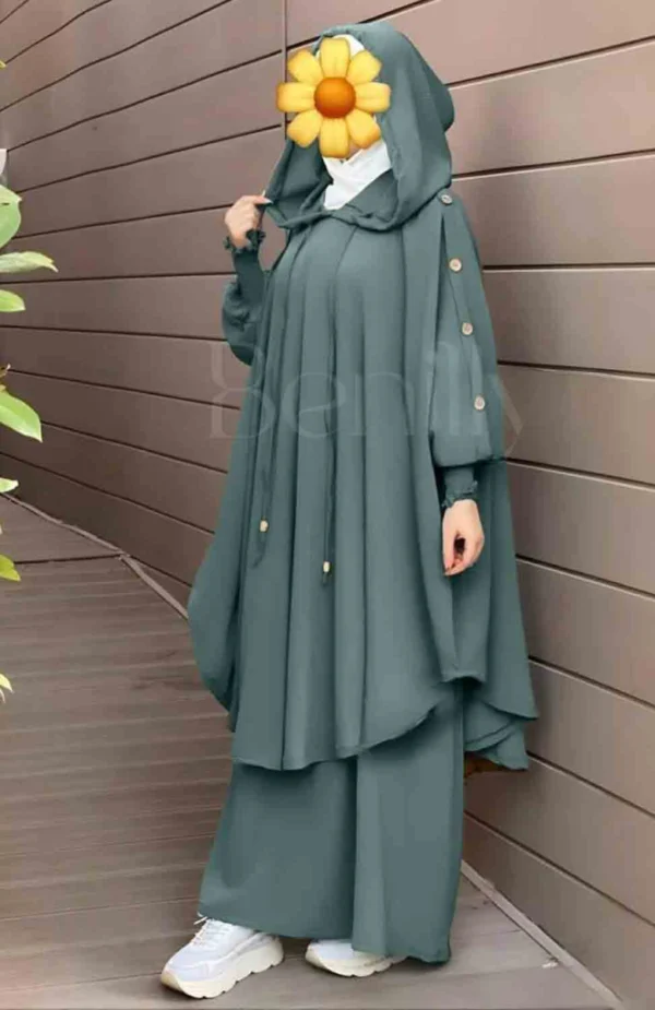 Khaki jilbab med huva i flödande design för bön och vardag Elegant khaki jilbab med praktisk huva och tidlös stil Modest och bekväm khaki jilbab – perfekt för Ramadan och Eid