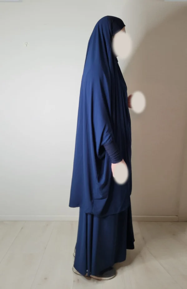 Benilly-Jilbab-marinbla-tva-delat-jilbab.webp Två Delar Jilbab Abaya Marinblå med huva och matchande kjol Elegant marinblå abaya för vardag, bön och festliga tillfällen Modest och komfortabel tvådelad jilbab för kvinnor