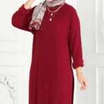 “Klänning och Byxor Stickat Set i körsbärsfärg med elegant stickad struktur” “Tvådelat stickat set för kvinnor – modern och tidlös design” “Körsbärsröd stickad klänning och byxor – perfekt för Ramadan och Eid”