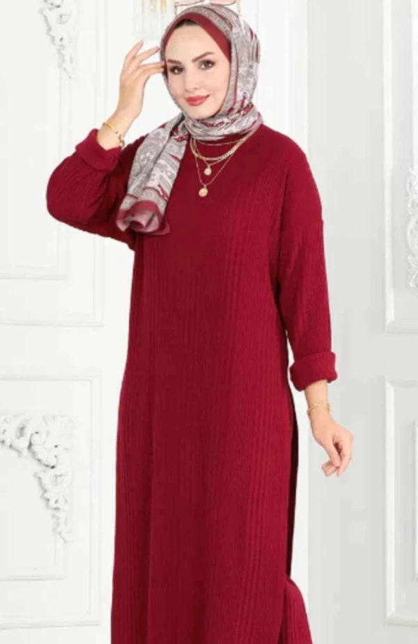 “Klänning och Byxor Stickat Set i körsbärsfärg med elegant stickad struktur” “Tvådelat stickat set för kvinnor – modern och tidlös design” “Körsbärsröd stickad klänning och byxor – perfekt för Ramadan och Eid”