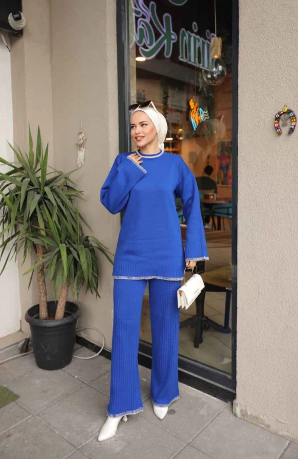 Kungblått stickat set dam med långärmad topp och hög midja Elegant tvådelat stickat set i kungblå färg – modest dammode Bekvämt stickat lounge set dam i djup kungblå nyans