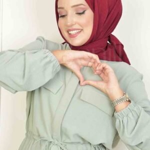 Bordeaux bomullshijab kvadratisk 100 cm Skrynklig hijab i bomull – bordeaux färg Elegant kvadratisk hijab i bordeaux för vardag och fest