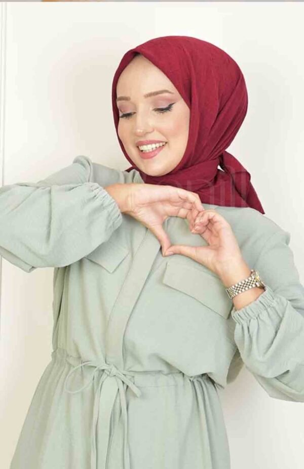 Bordeaux bomullshijab kvadratisk 100 cm Skrynklig hijab i bomull – bordeaux färg Elegant kvadratisk hijab i bordeaux för vardag och fest