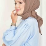 Skrynklig bomullshijab brun – kvadratisk form Elegant brun hijab i bomull med skrynklig textur Kvadratiska hijab – praktisk och tidlös brun sjal