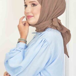 Skrynklig bomullshijab brun – kvadratisk form Elegant brun hijab i bomull med skrynklig textur Kvadratiska hijab – praktisk och tidlös brun sjal