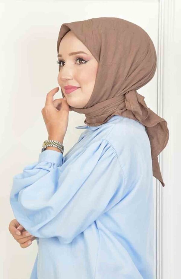 Skrynklig bomullshijab brun – kvadratisk form Elegant brun hijab i bomull med skrynklig textur Kvadratiska hijab – praktisk och tidlös brun sjal