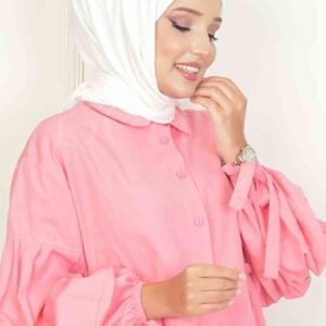 Skrynklig bomullshijab cremevit – kvadratisk form Elegant cremevit hijab i bomull med skrynklig textur Kvadratiska hijab – praktisk och mångsidig cremevit sjal