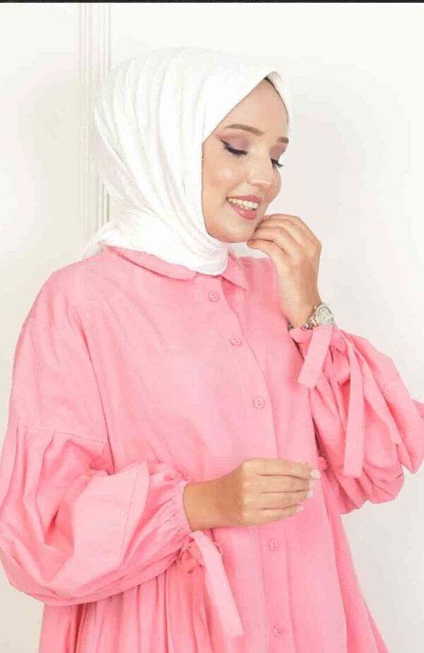 Skrynklig bomullshijab cremevit – kvadratisk form Elegant cremevit hijab i bomull med skrynklig textur Kvadratiska hijab – praktisk och mångsidig cremevit sjal