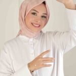 Kvadratisk hijab i beige rosa med rutmönster 120 × 120 cm Elegant hijab sjal i beige rosa för Ramadan och vardag Checked scarf hijab i mjuka beige och rosa toner