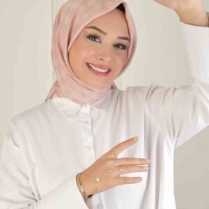Kvadratisk hijab i beige rosa med rutmönster 120 × 120 cm Elegant hijab sjal i beige rosa för Ramadan och vardag Checked scarf hijab i mjuka beige och rosa toner