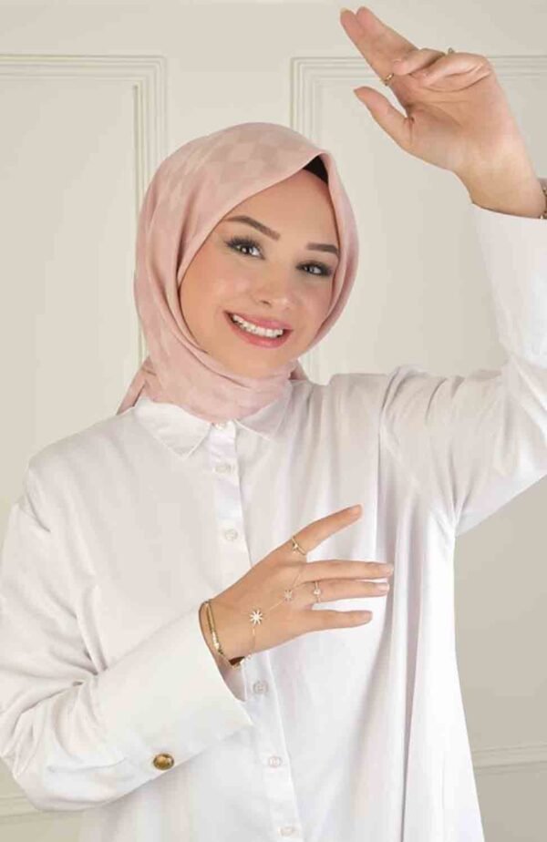 Kvadratisk hijab i beige rosa med rutmönster 120 × 120 cm Elegant hijab sjal i beige rosa för Ramadan och vardag Checked scarf hijab i mjuka beige och rosa toner