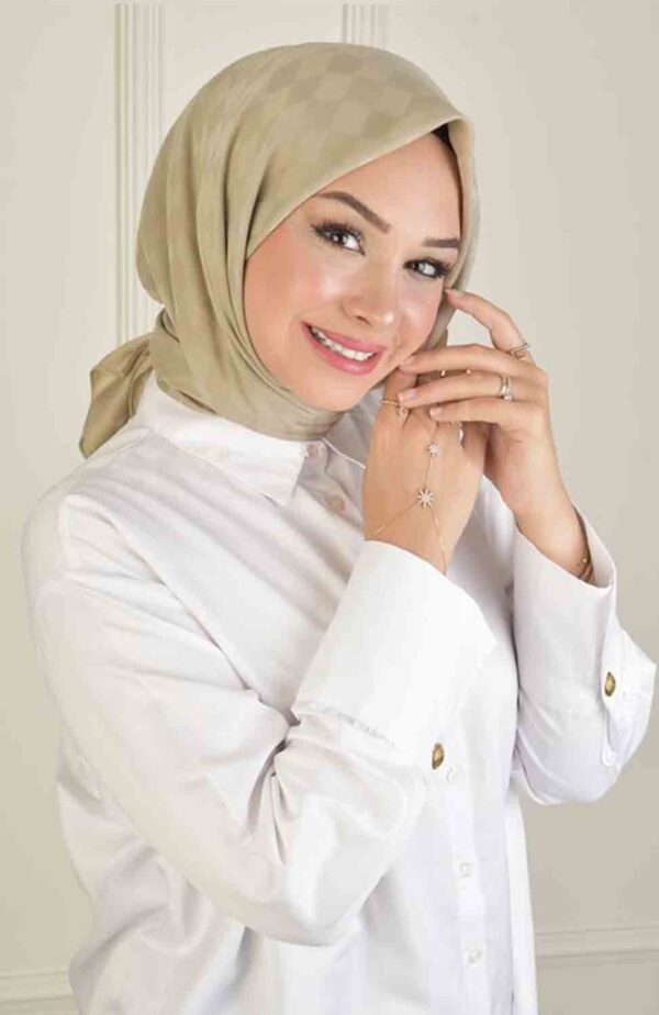 Kvadratisk hijab i Vizon 120 cm med diskret rutmönster Elegant hijab sjal i Vizon – modest mode för Ramadan Checked scarf hijab i neutral Vizon-färg