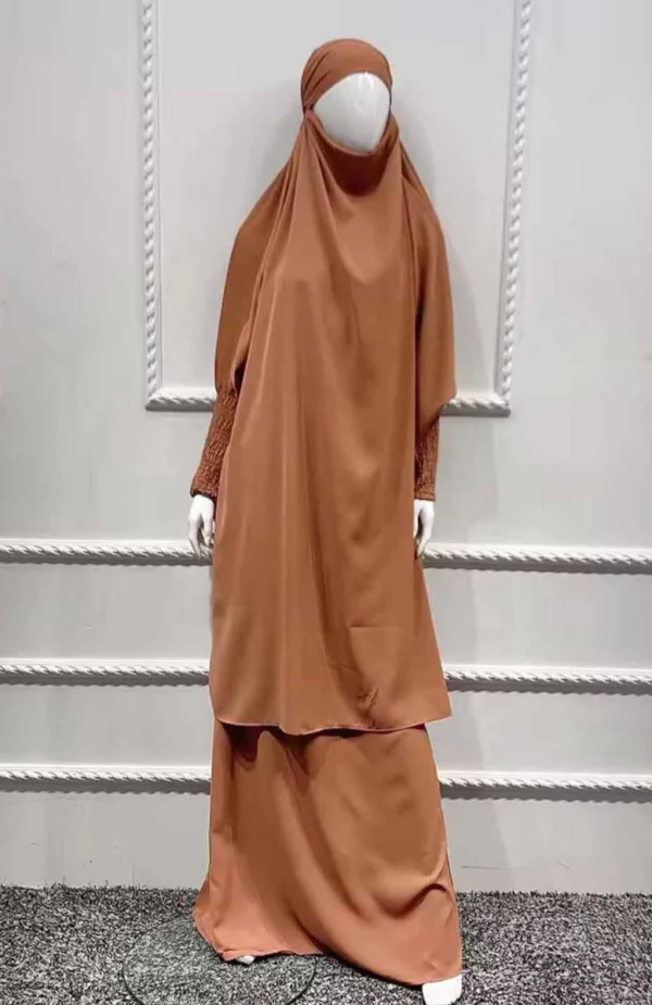 Benilly-Lang-Khimar-Set-Brun-1.webp Brun khimar set i Dubai-tyg med lång täckande design Elegant lång khimar i brun färg för Ramadan och bön Modest khimar set i brun med mjukt och luftigt tyg