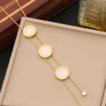 Rund halsband i rostfritt stål med minimalistisk design Elegant och tidlöst halsband för vardag och fest Justeringbart rund halsband i hållbart rostfritt stål