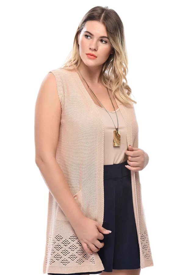 Lång stickad väst rosa – mjuk och elegant design Rosa damväst i stickat material – perfekt för vardag och fest Elegant rosa väst – tidlös och mångsidig för alla tillfällen