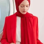 Lyx Premium Medina Krep Chiffon Hijab i rött med elegant fall Röd chiffonhijab i krep-tyg för fest och vardag Stilren Medina hijab i röd premiumkvalitet