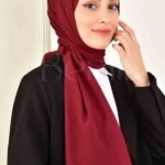 Bordoux hijab Ramadan i Medina Krep med elegant drapering Lyxig hijab i bordoux med traditionell design Elegant sjal i Medina Krep, perfekt för högtider