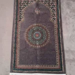 Lyxig bönematta i Dubai-tyg med traditionellt broderi Grön bönematta med tjock vaddering för komfort under böner Elegant bönematta för Ramadan, Eid och meditation