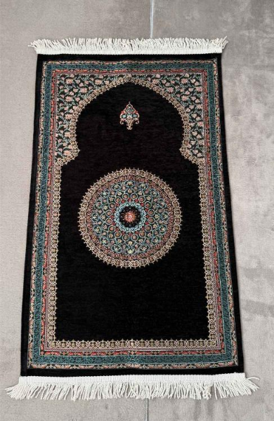 Benilly-Lyxig-kvalitet-bonematta-Svart.-.webp Lyxig bönematta i Dubai-tyg med traditionella mönster Grön tjock bönematta – mjuk och hållbar för dagliga böner Elegant bönematta med klassisk islamisk design