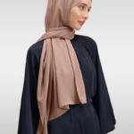 Medina Silk Hijab i cinnamon brun med mjukt och elegant fall Elegant hijab i silkeslook – Medina Silk Hijab cinnamon brun Modest hijab i varm brun nyans för Ramadan och fest