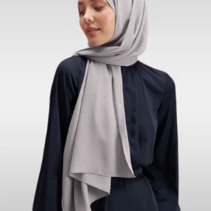 Medina Silk Hijab – Ljusgrå -Färgkod 04 - Image 4