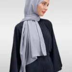 Medina Silk Hijab Grå i silkeslikt material med elegant drapering Lyxig hijab i grå för vardag och fest Elegant och mångsidig hijab i mjukt silkestyg