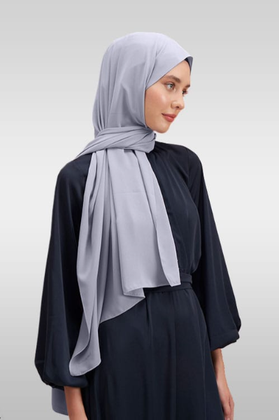 Medina Silk Hijab Grå i silkeslikt material med elegant drapering Lyxig hijab i grå för vardag och fest Elegant och mångsidig hijab i mjukt silkestyg