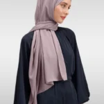 Medina Silk Hijab Ljus Mauve i silkeslikt material med elegant drapering Lyxig hijab i ljus mauve för vardag och fest Elegant och mångsidig hijab i mjukt silkestyg