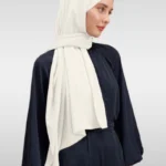 Cremevit hijab i Medina Silk med elegant fall Lyxig Medina Silk hijab – Cremevit färgkod 08 Elegant hijab för fest och vardag i cremevit