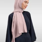 Medina Silk Hijab i ljus rosa med silkesliknande finish Elegant hijab i ljus rosa för Ramadan och fest Mjuk och följsam Medina Silk Hijab i feminin design