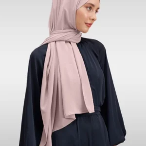 Medina Silk Hijab i ljus rosa med silkesliknande finish Elegant hijab i ljus rosa för Ramadan och fest Mjuk och följsam Medina Silk Hijab i feminin design