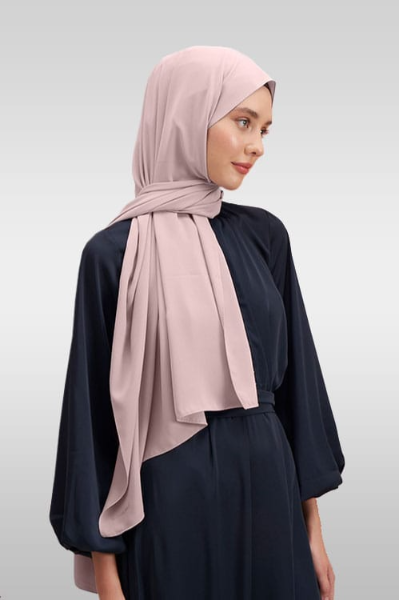 Medina Silk Hijab i ljus rosa med silkesliknande finish Elegant hijab i ljus rosa för Ramadan och fest Mjuk och följsam Medina Silk Hijab i feminin design