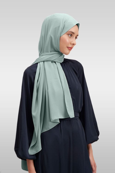 Medina Silk Hijab mint grön i silkesliknande tyg Elegant hijab i mint grön med mjukt fall Modest hijab i mintgrön färg för Ramadan