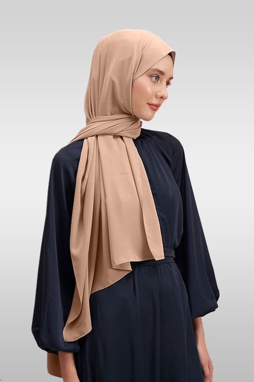 Khaki Ramadan abaya i Dubai-tyg med elegant broderi framifrån Elegant abaya i khaki med lösa ärmar och traditionell design Khaki abaya för Ramadan och fest i lyxigt Dubai-tyg