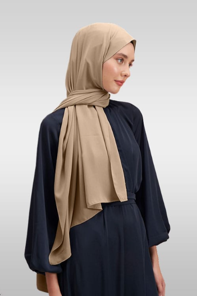 Mörkbeige Medina Silk hijab med silkeslen yta och elegant fall Elegant hijab i mörkbeige med generös storlek för olika stilar Opak Medina Silk hijab – perfekt för vardag, fest och högtider