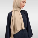 Beige Medina Silk hijab med sidenliknande yta och vackert fall Elegant hijab i beige med generös storlek för olika stilar Opak Medina Silk hijab – perfekt för vardag och fest